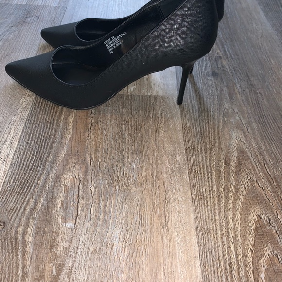 Back pointed toe heels - Picture 2 of 2